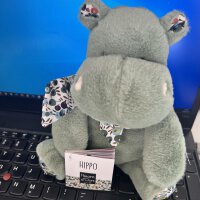 Hippo "Lindo" mit Bandana, grün, 22cm